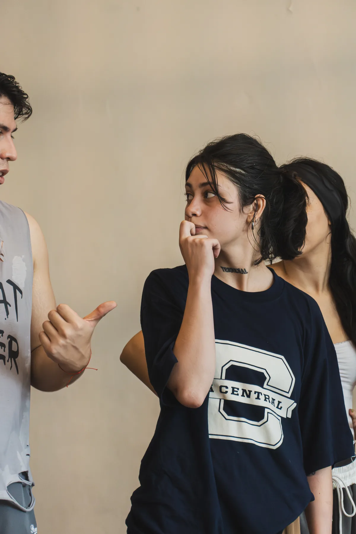 Estudiantes conversando durante el ensayo