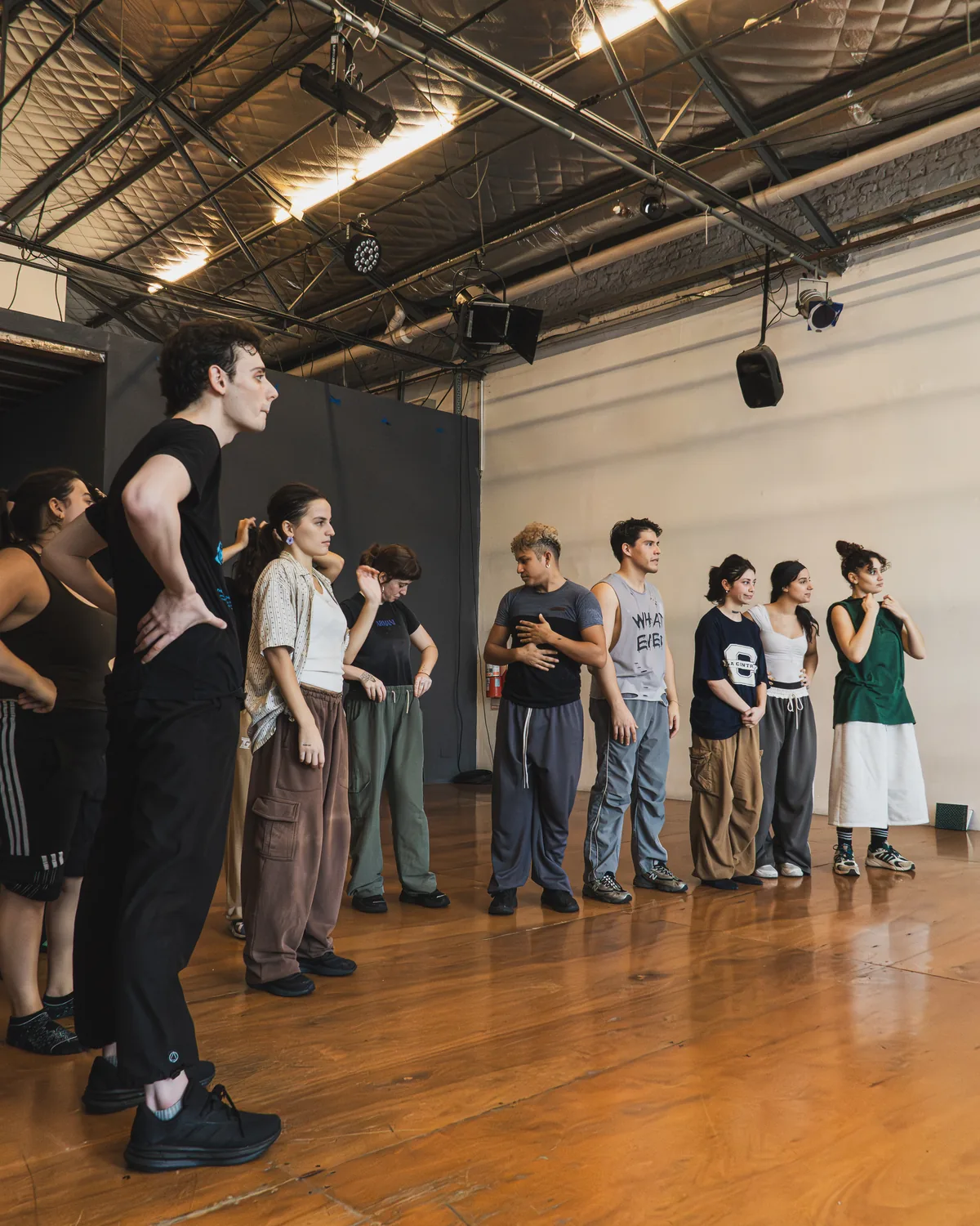 Grupo de alumnos de pie en fila durante la clase