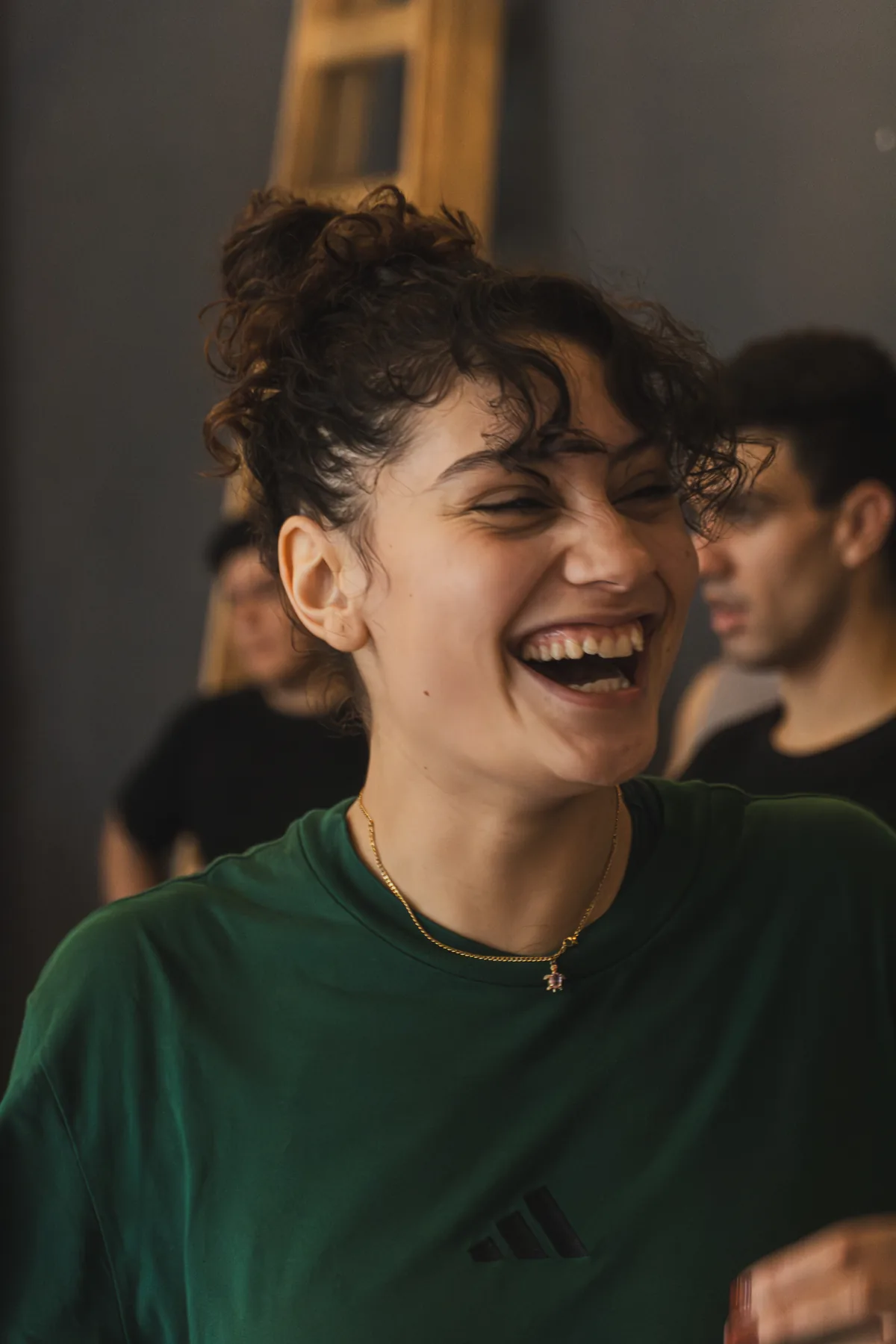 Alumna riendo durante la clase