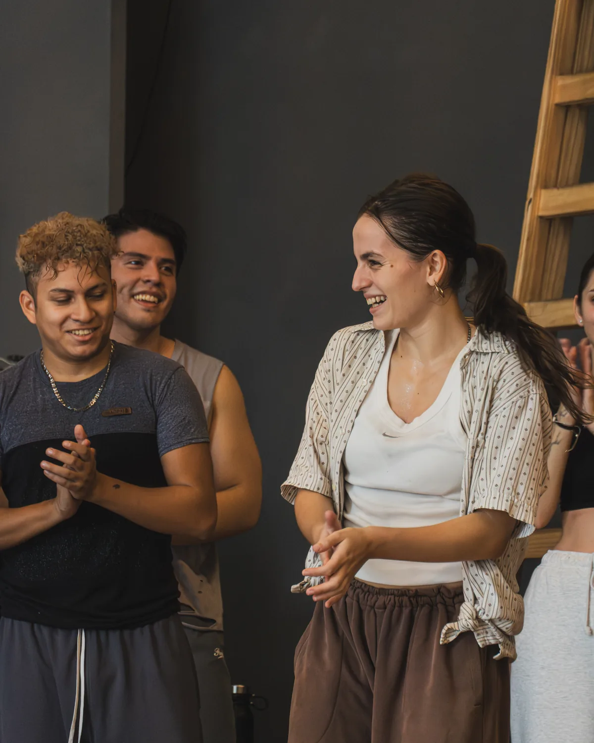 Estudiantes aplaudiendo y riendo durante la clase