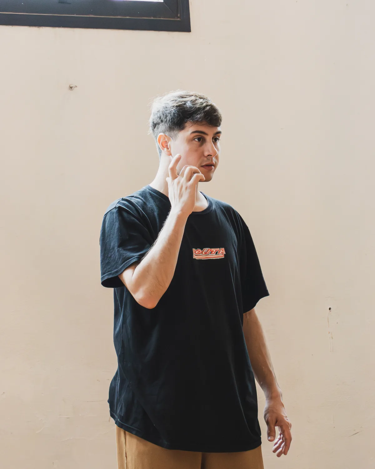 Alumno con remera negra durante la clase